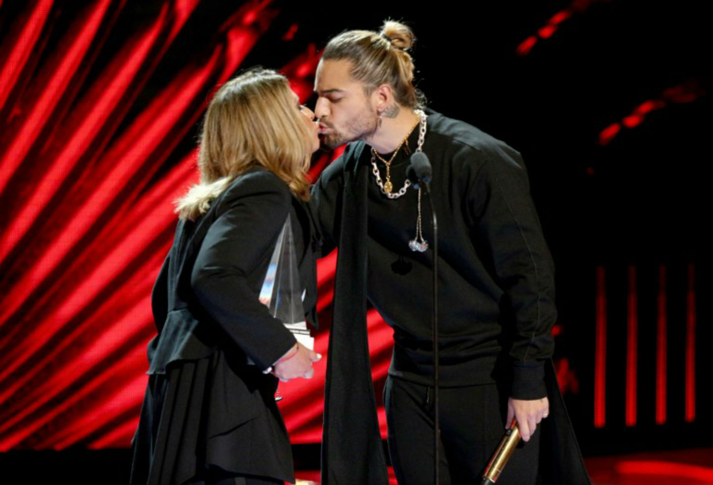 Beso entre Maluma y Ana María Polo en los Latin American Music Awards