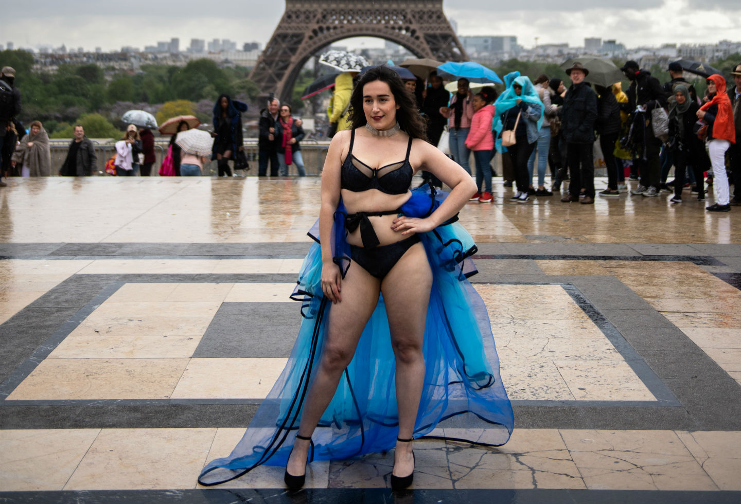 Modelos gorditas desfilaron frente a la Torre Eiffel