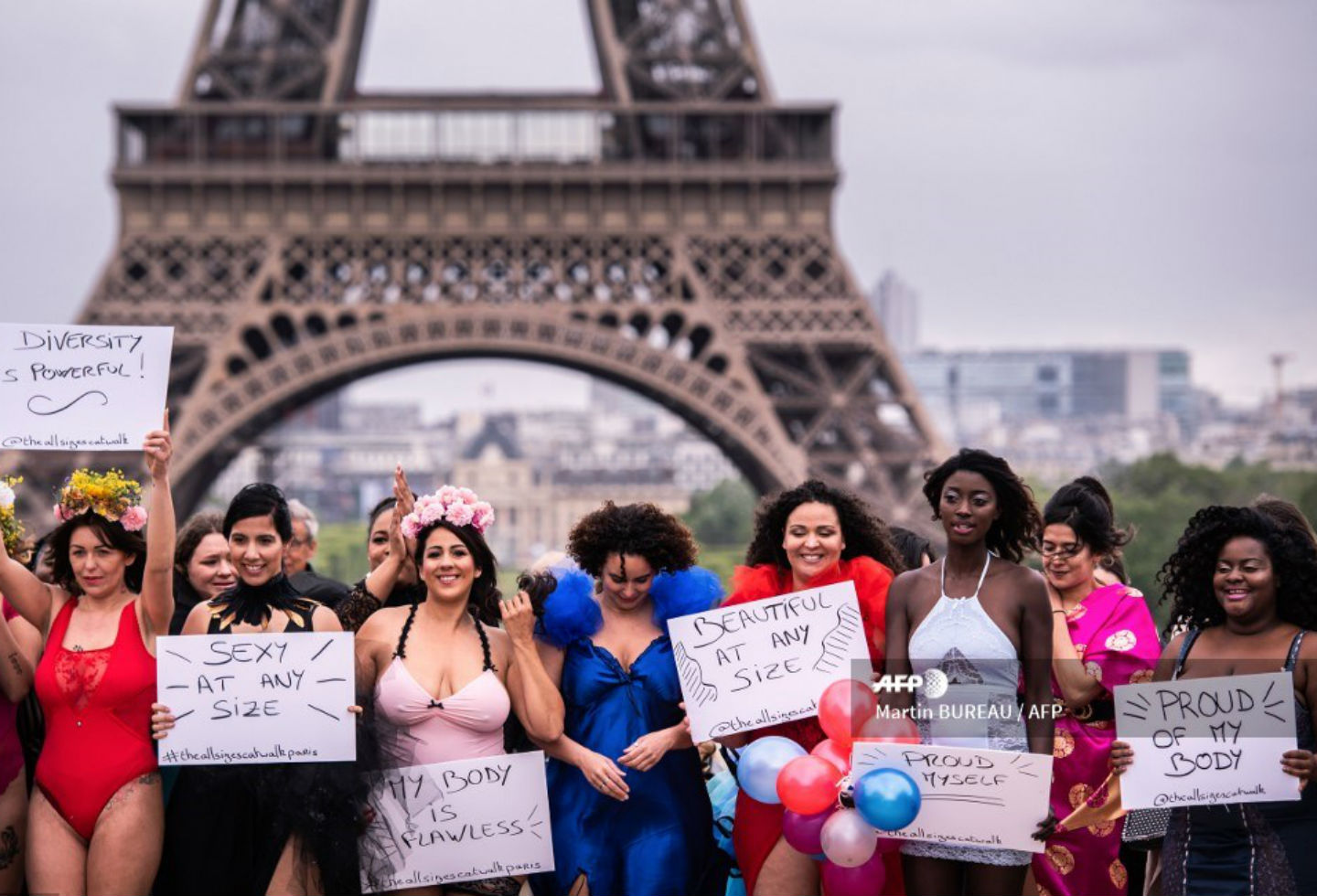 Modelos gorditas desfilaron frente a la Torre Eiffel