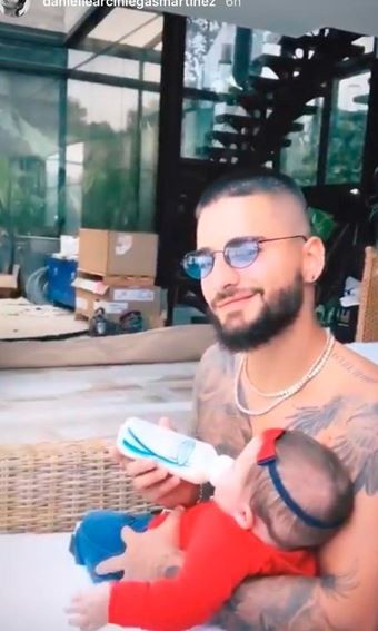 Maluma dándole biberón a un bebé