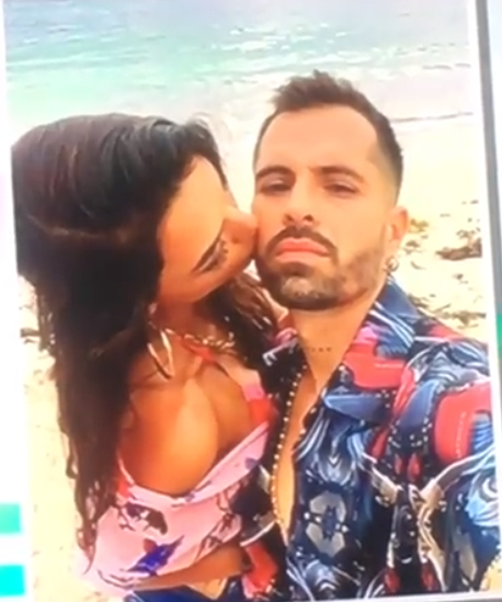 Mike Bahía recibe beso de una mujer