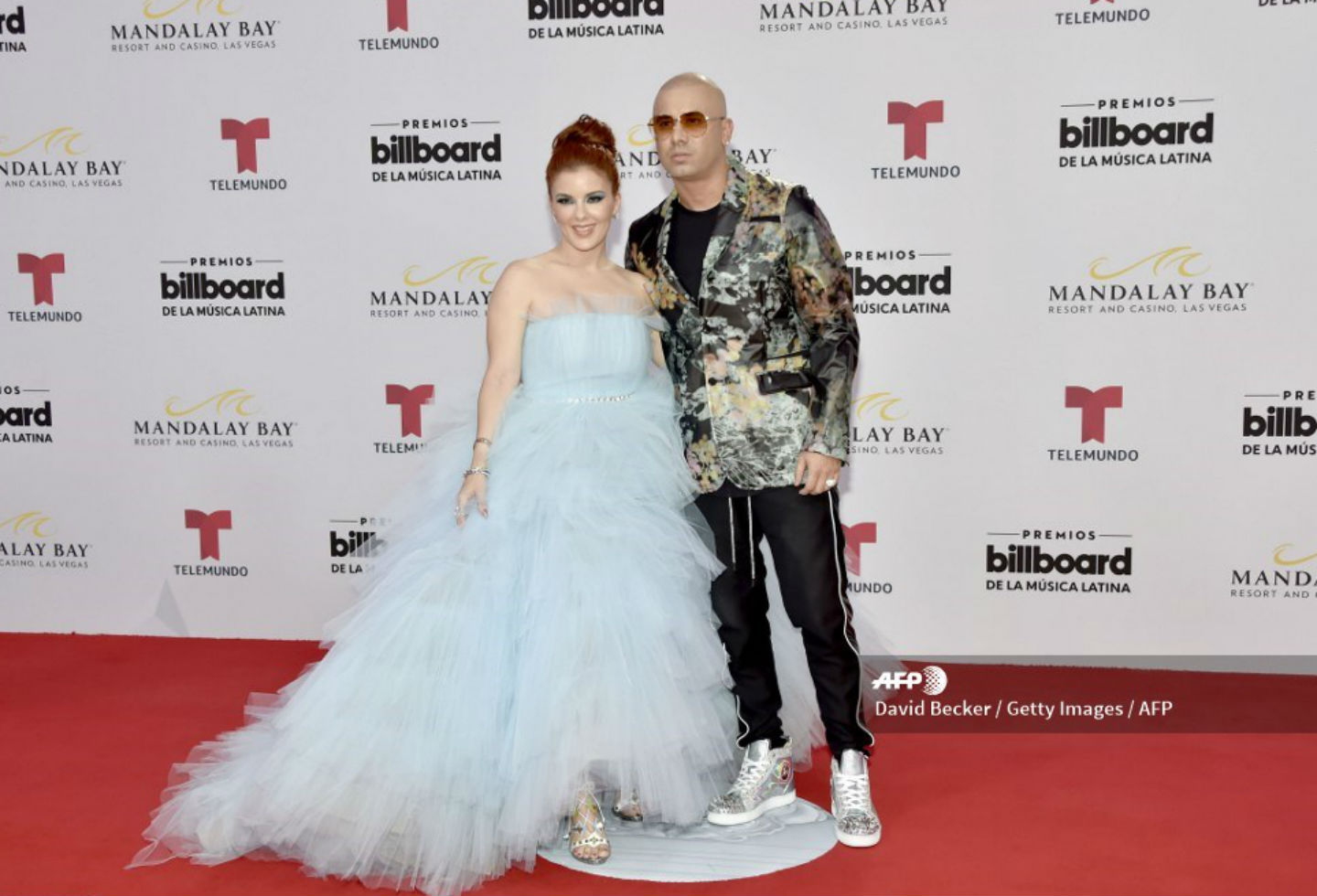 Wisin y su esposa en los Premios Latin Billboards 2019