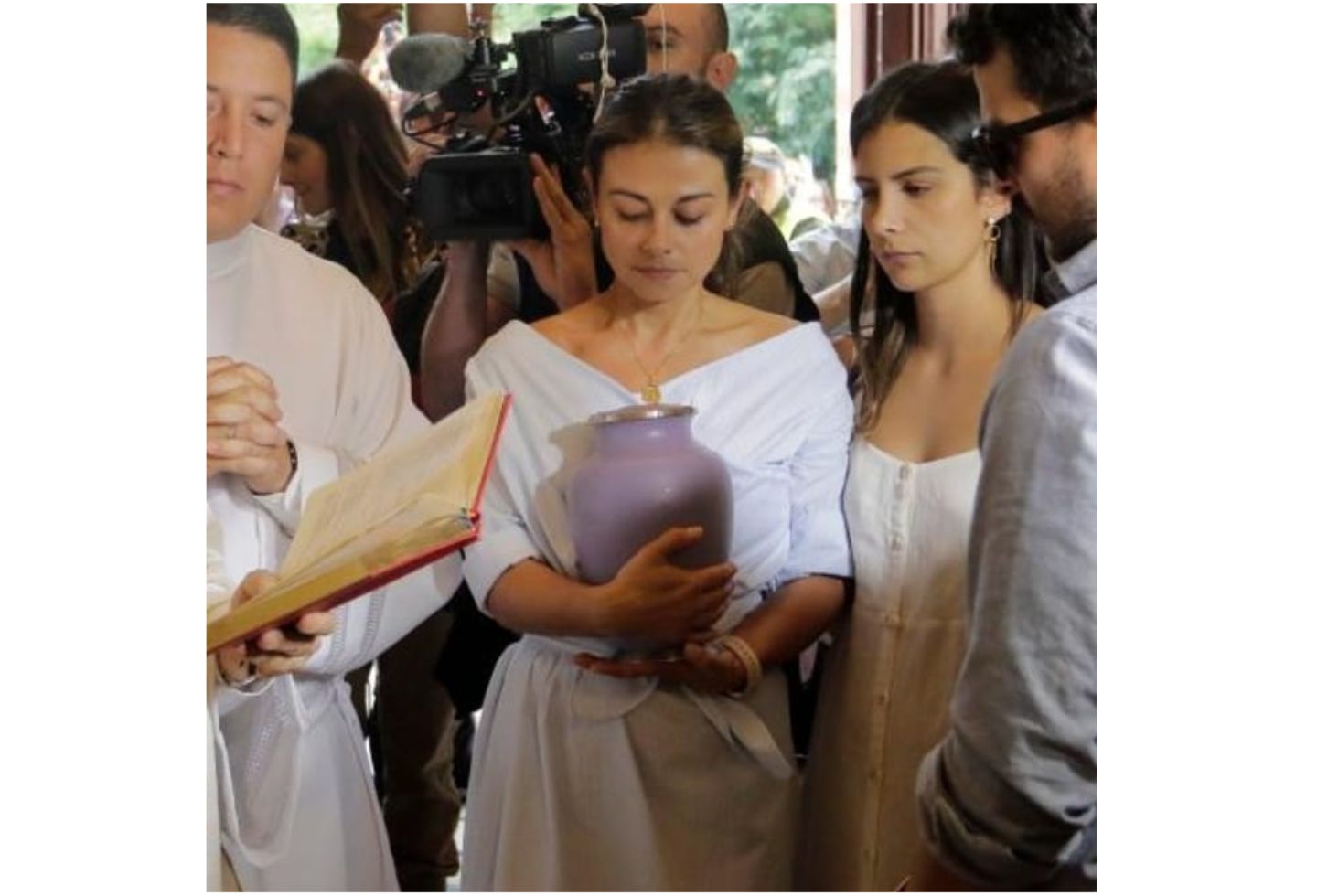 Laura Acuña así participó en la ceremonia de despedida de Jota Mario