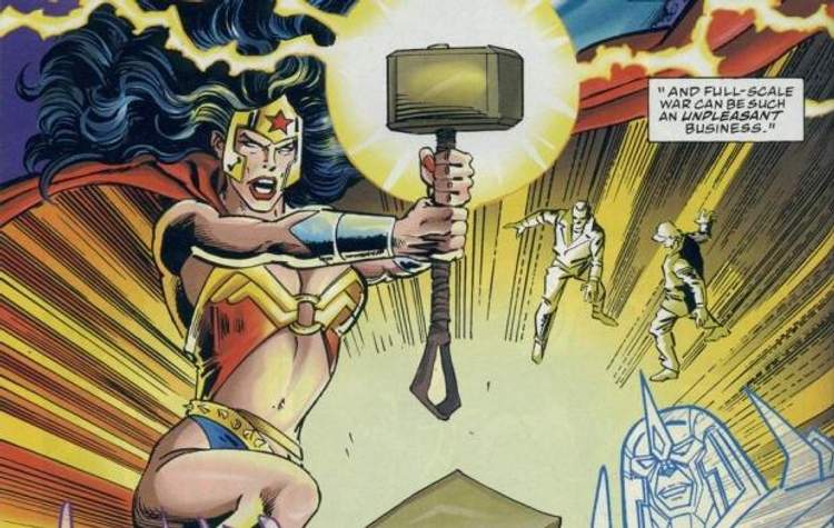 Mujer Maravilla usa el martillo de Thor