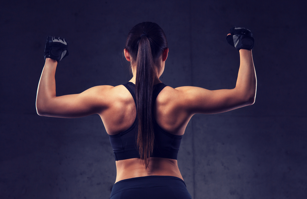 Una mujer muestra los resultados de su tiempo en el gimnasio