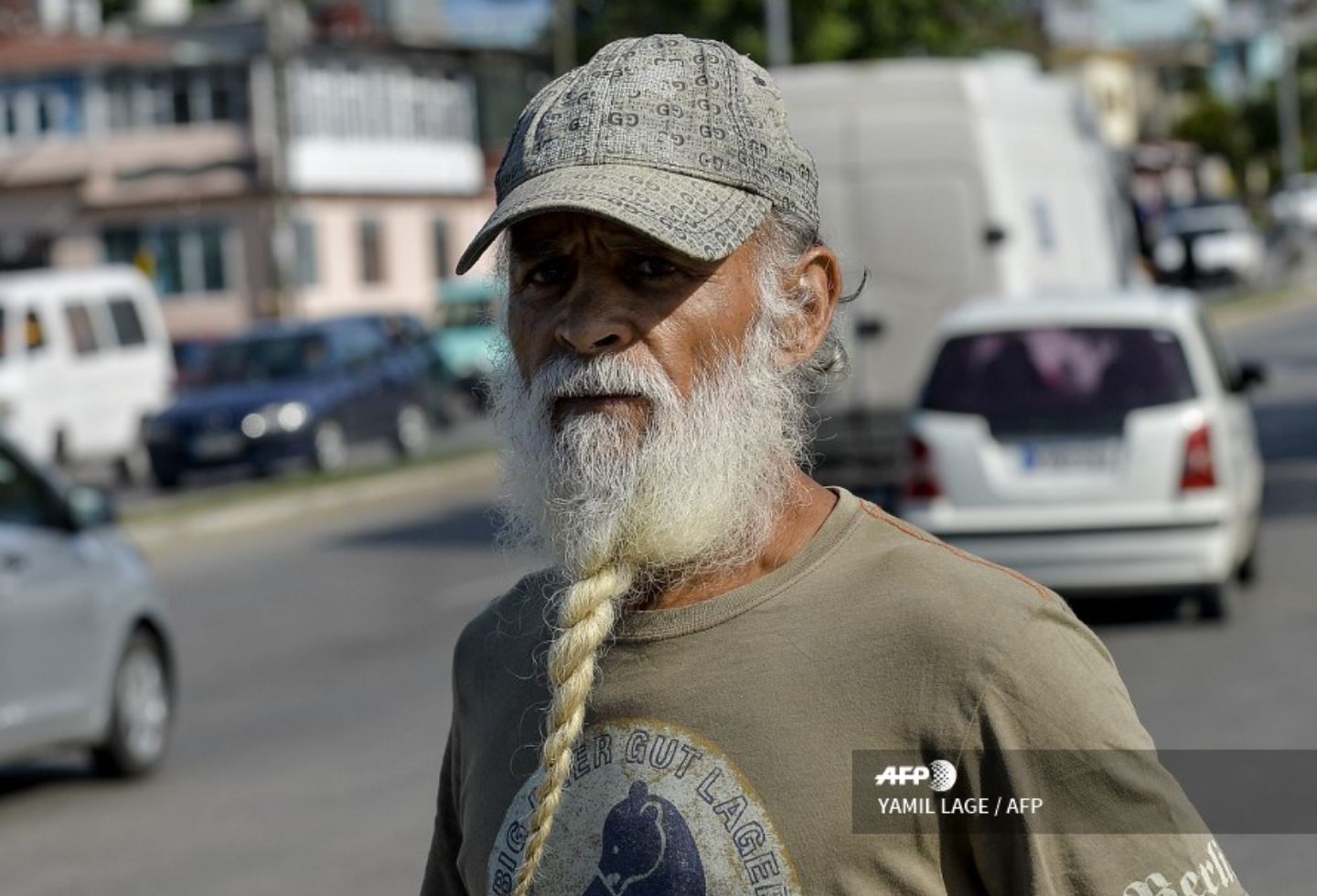 Barba cubana regresa a la isla cuando a la revolución no le quedan barbudos