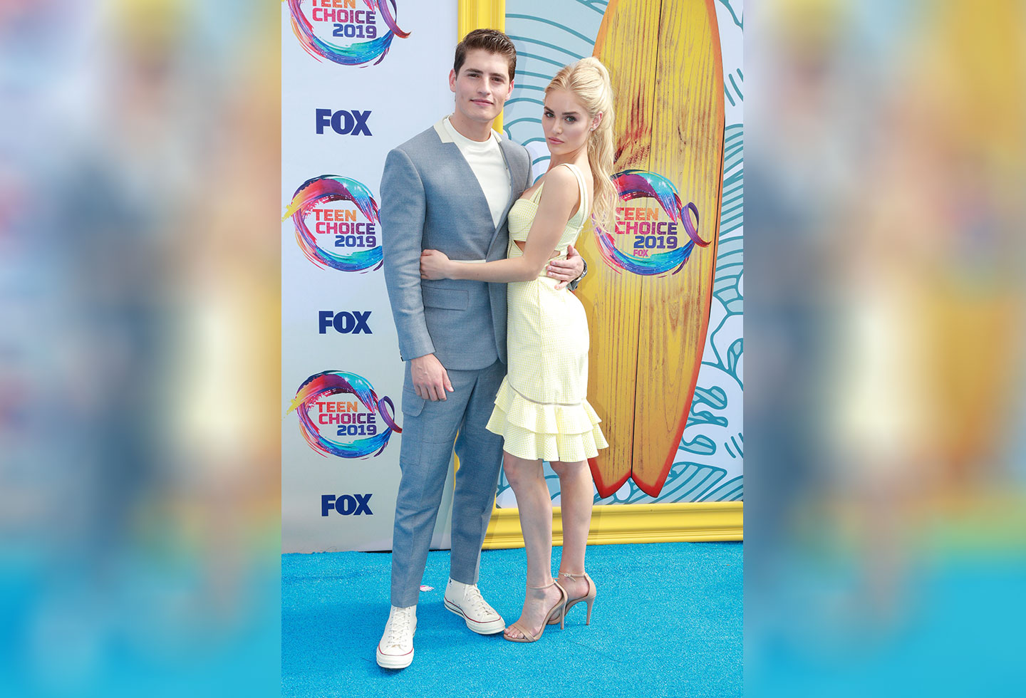 Gregg Sulkin y Michelle Randolph