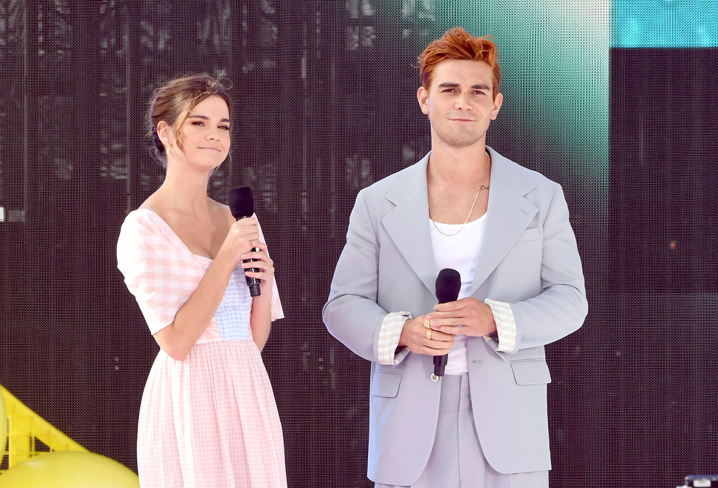 Maia Mitchell y Kj Apa