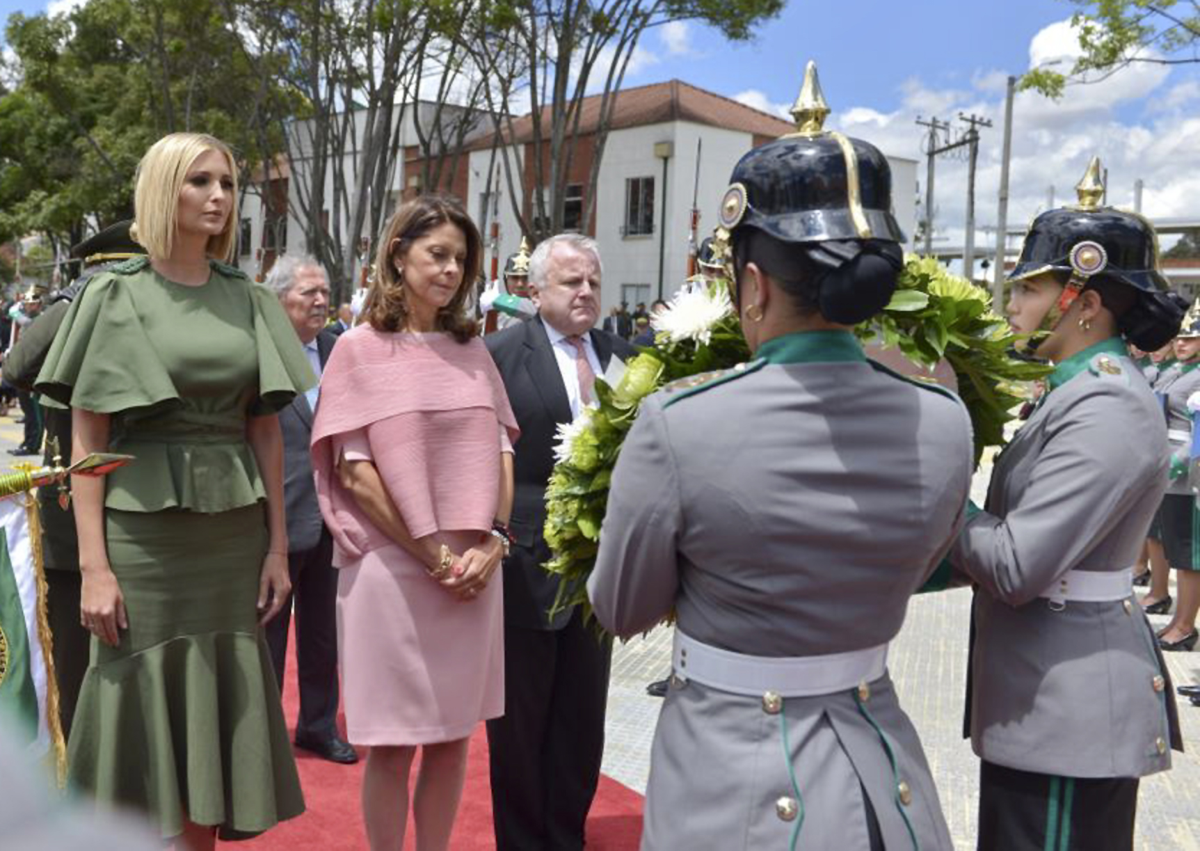 Ivanka Trump y Marta Lucía Ramírez, en homenaje a las víctimas del atentado a la Escuela de Cadetes.