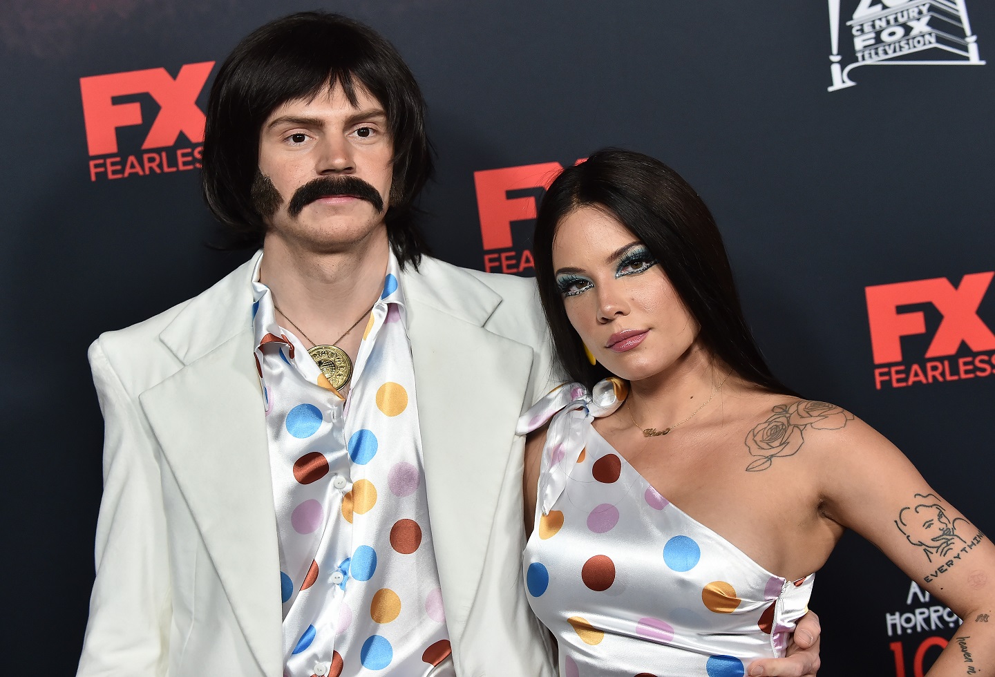 Evan Peters y Halsey