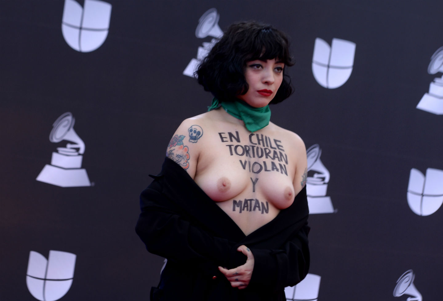Mon Laferte se desnudó en los Grammy