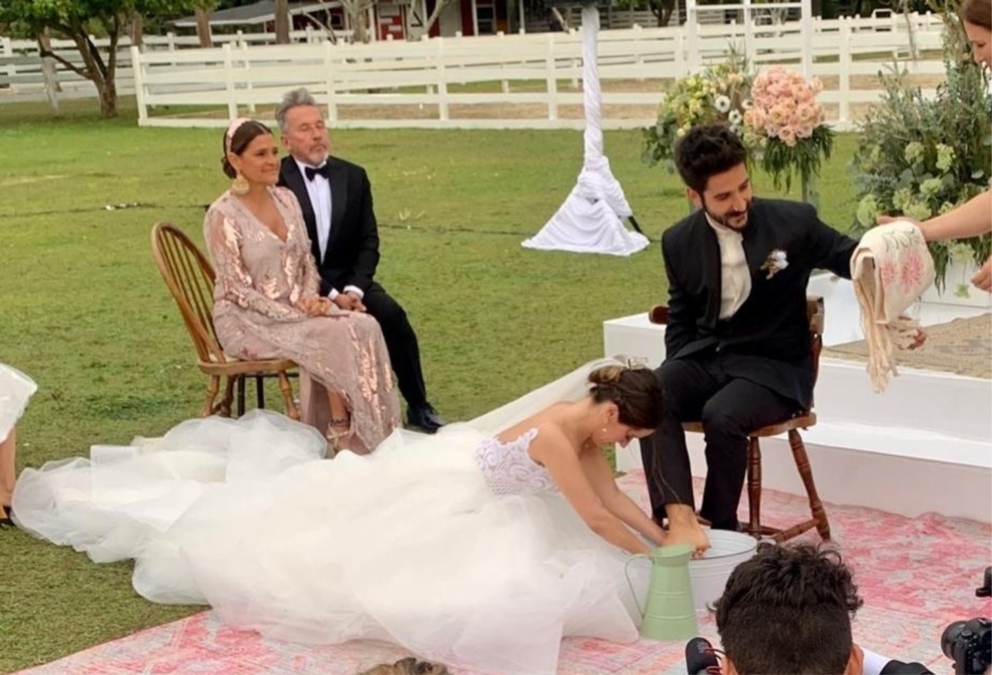 Evaluna le lava los pies a Camilo