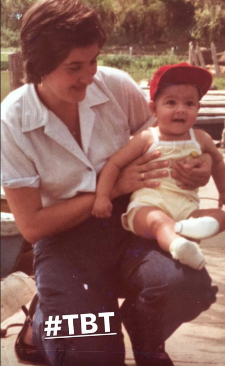 Laura Acuña con su mamá