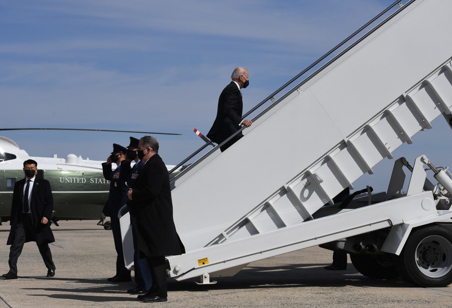 Joe Biden se tropieza tres veces