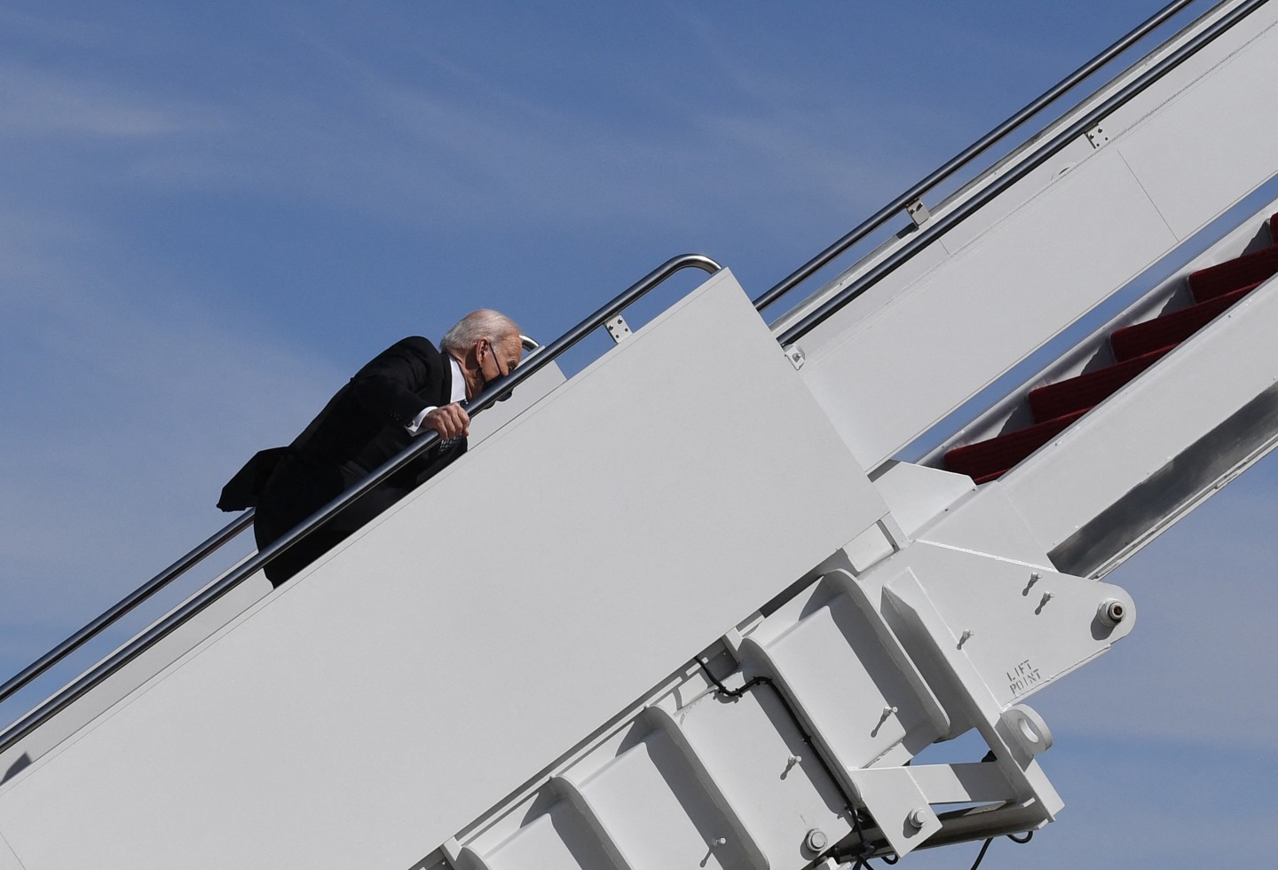 Joe Biden se tropieza tres veces