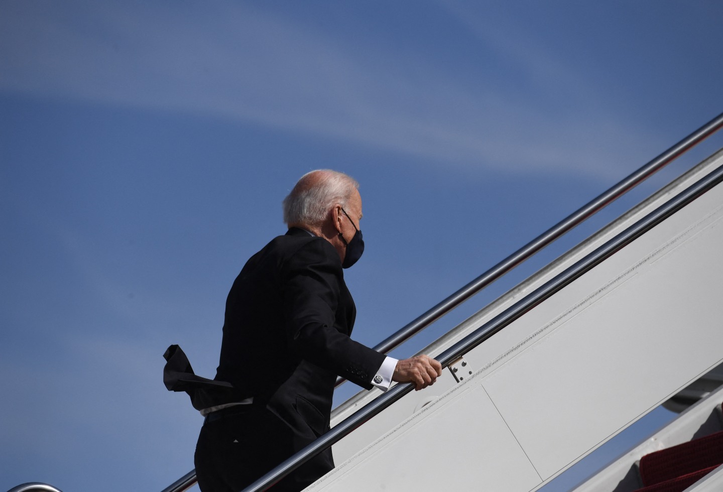 Joe Biden se tropieza tres veces