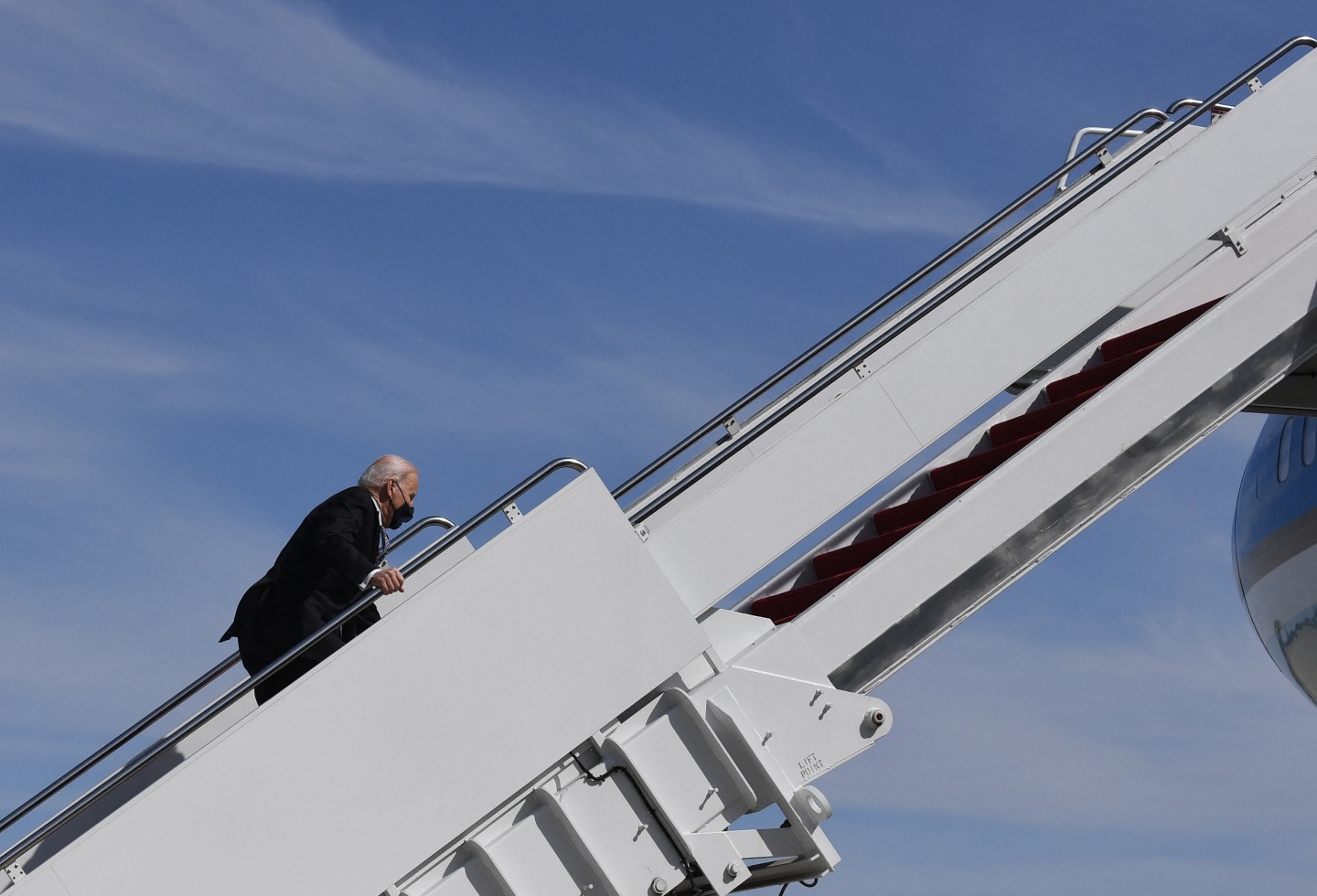 Joe Biden se tropieza tres veces