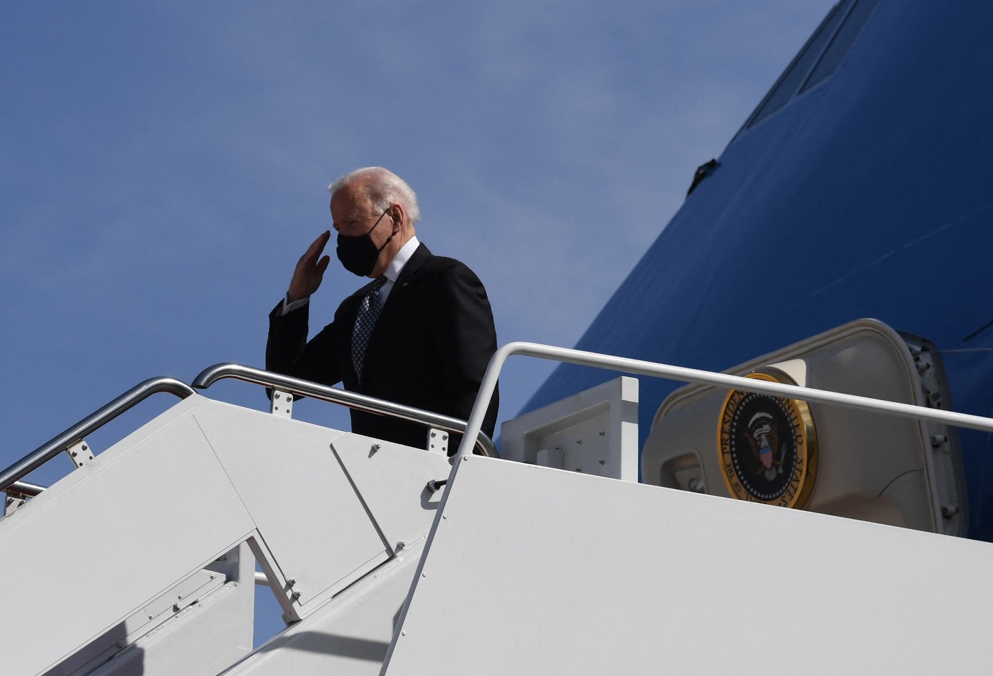 Joe Biden se tropieza tres veces