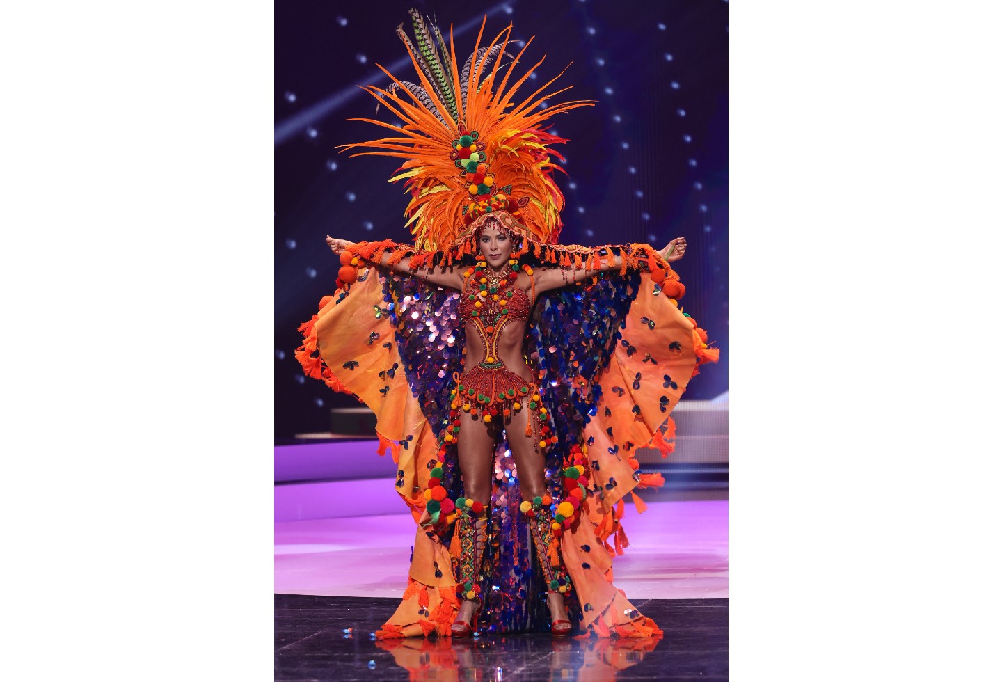Laura Olascuaga en Miss Universo - desfile en traje típico