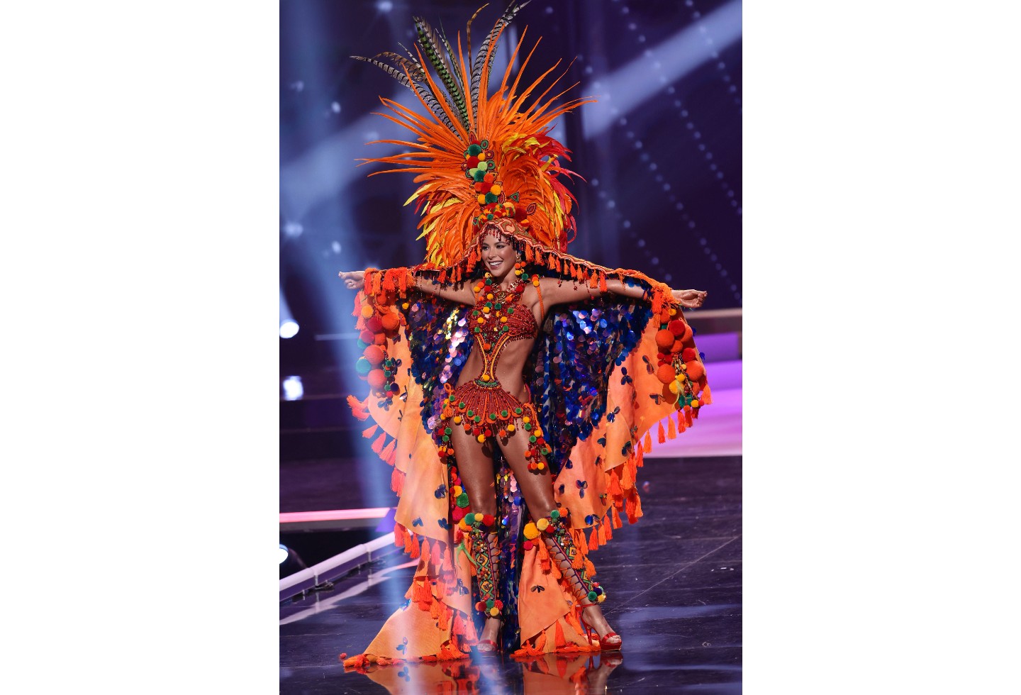 Laura Olascuaga en Miss Universo - desfile en traje típico