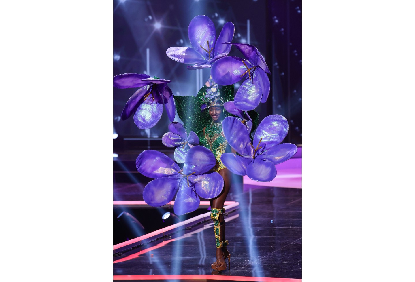 Miss Jamaica, Miqueal Symone Williams en Miss Universo- desfile en traje típico