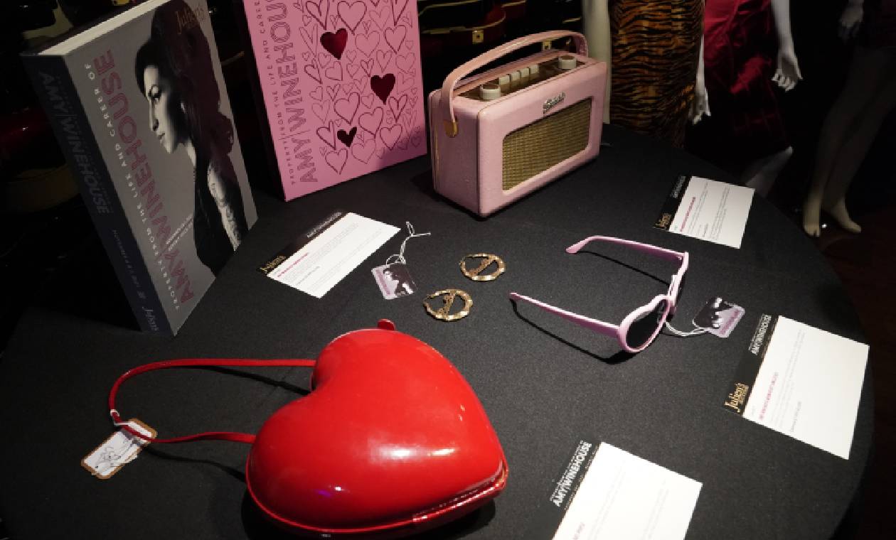 Accesorios subastados de Amy Winehouse