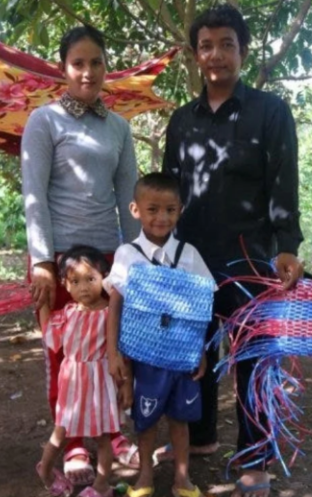 Familia del niño que perdió su maleta
