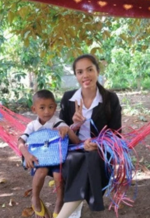 Profesora de niño al que su papa le tejió nueva maleta