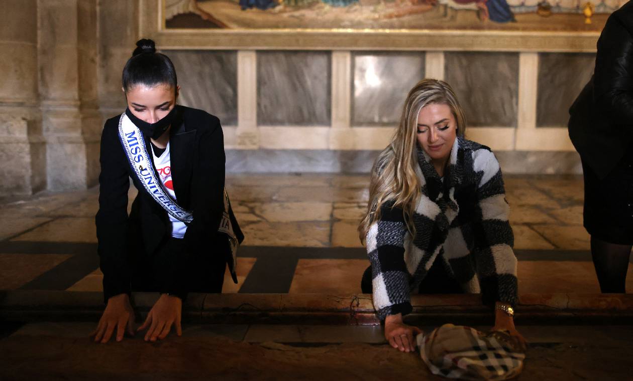 Miss Croacia y Miss Canadá en el Santo Sepulcro