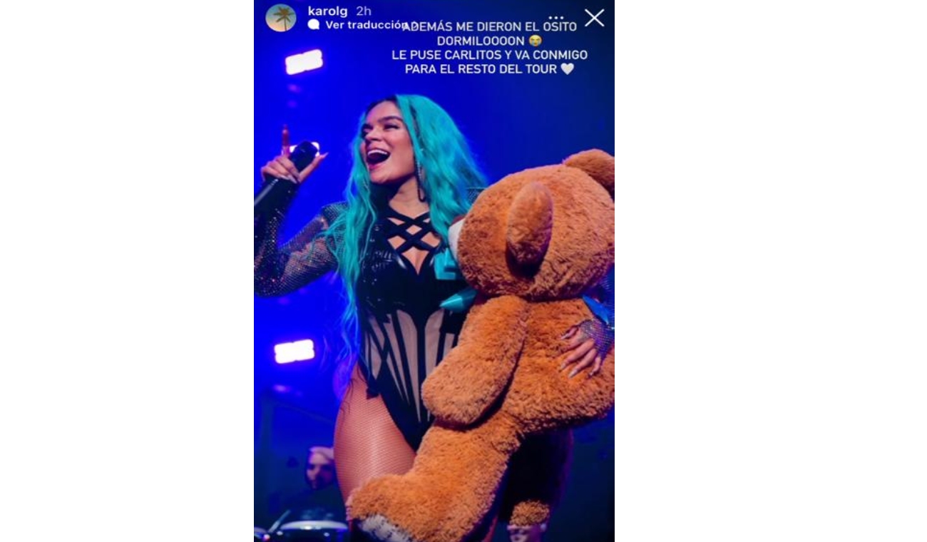 Karol G y el osito dormilón