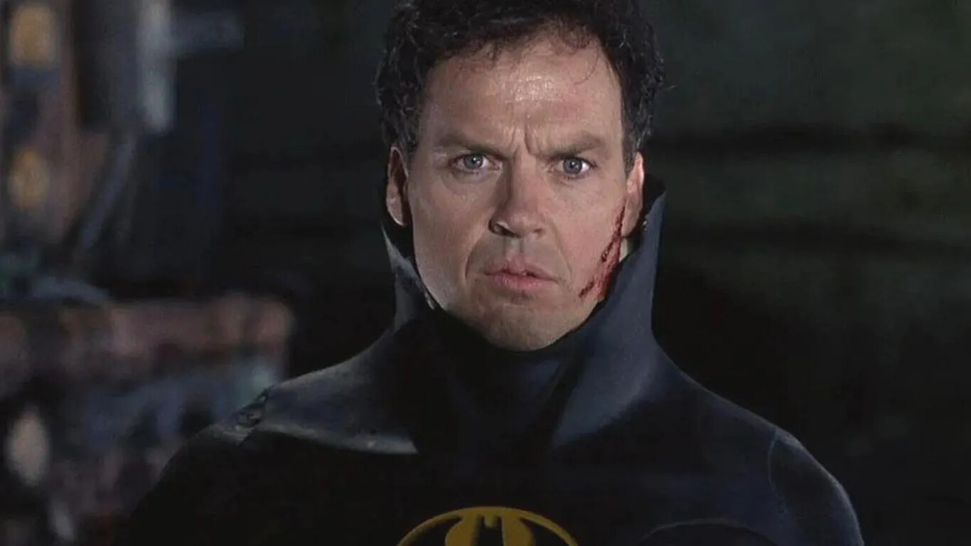 MICHAEL KEATON como Batman
