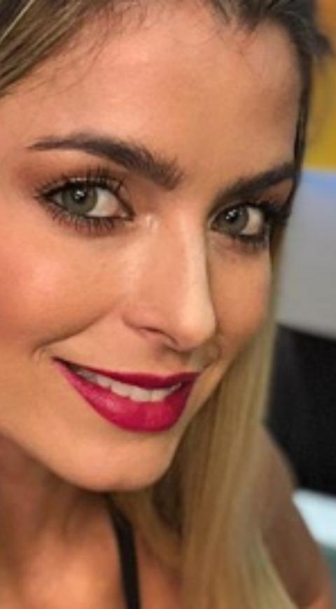 Cristina Hurtado posa sin maquillaje en portada de revista