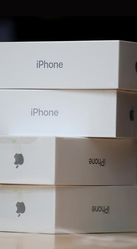 Las cajas con los nuevos iPhone de Apple