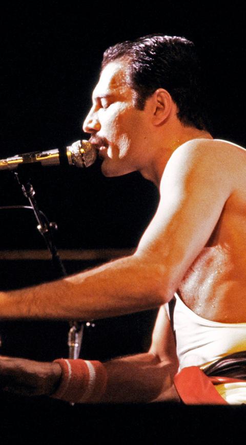 Freddie Mercury durante un concierto con Queen, el 18 de septiembre de 1984 en el Estadio Palais Omnisports de Paris-Bercy, en París (Francia)