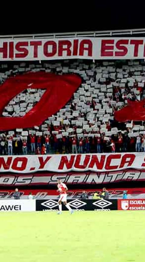 HINCHAS DE SANTA FE EN EL ESTADIO EL CAMPIN