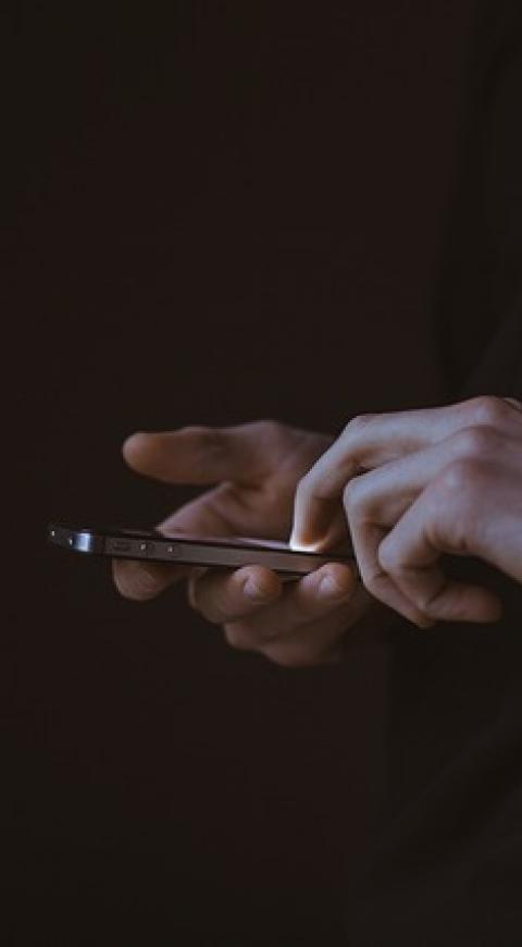 Una persona haciendo uso de su celular