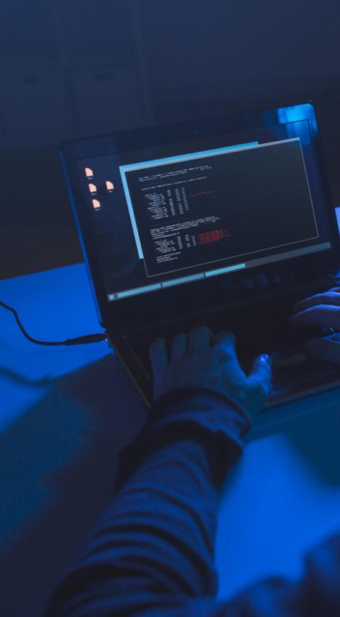 Un hacker tratando de acceder a una red privada de datos