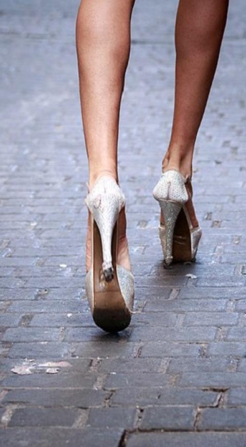Mujer con tacones en punta.