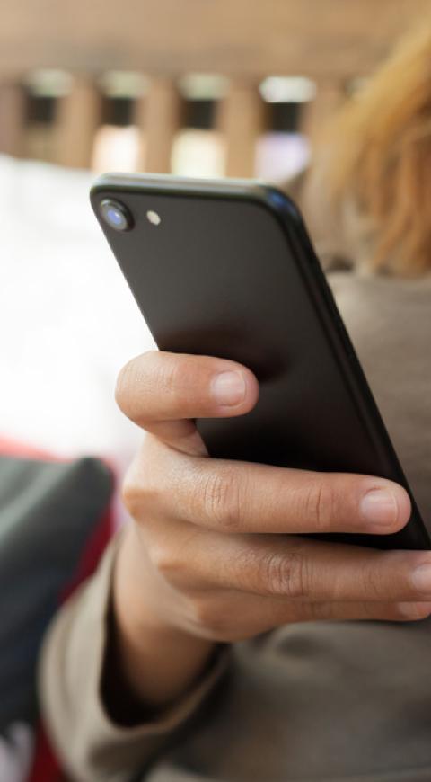Mujer usando celular