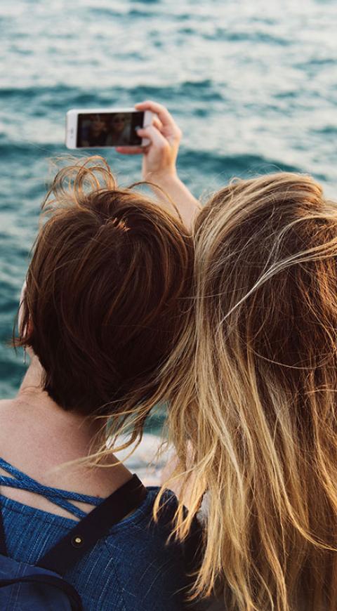 amigas tomándose una selfie