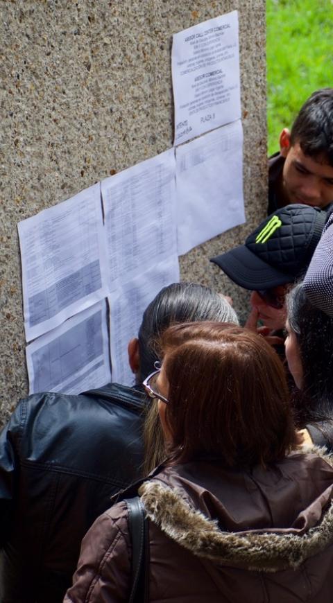 Jóvenes buscando empleo