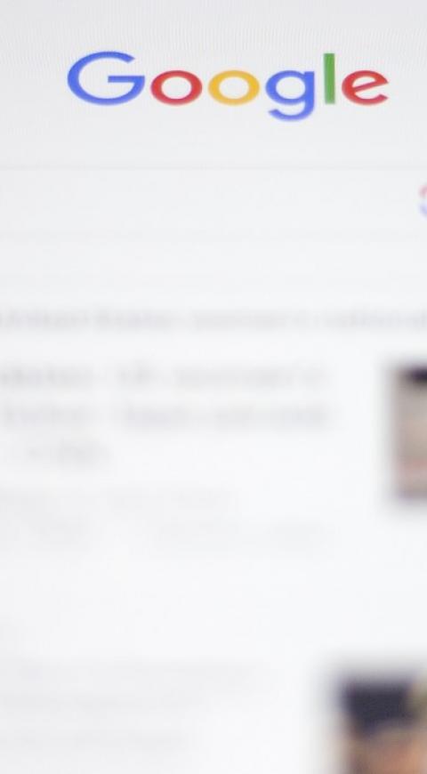 Google en la pantalla de un celular Iphone de Apple