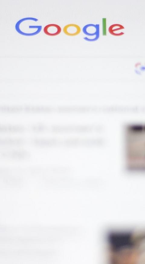 Google en la pantalla de un celular Iphone de Apple