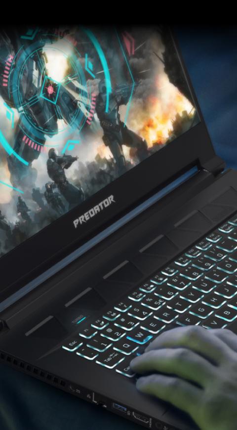 Gamer jugando con el Predator Triton 500