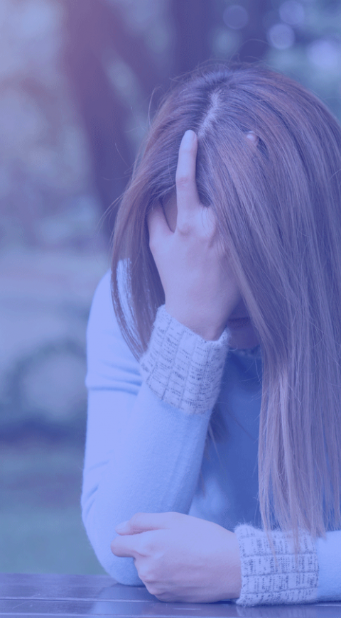 Mujer triste en Blue Monday