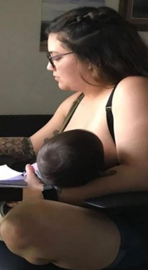 Profesor de EU prohíbe a alumna amamantar a su bebé durante su clase en línea