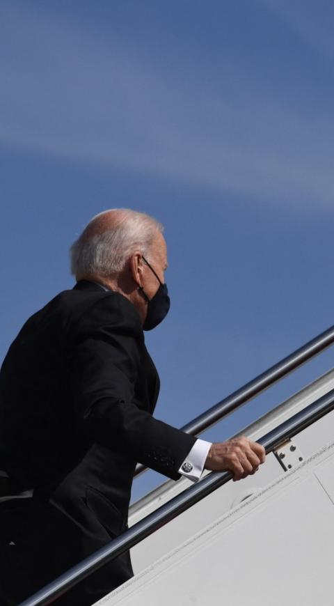 Joe Biden se tropieza tres veces