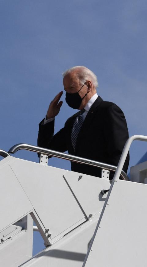 Joe Biden se tropieza tres veces