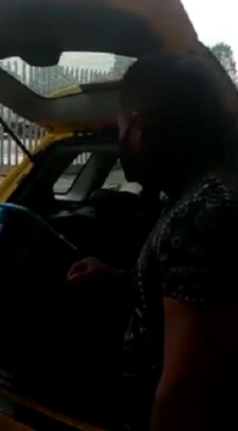 Taxista regresa maleta olvidada por pasajero