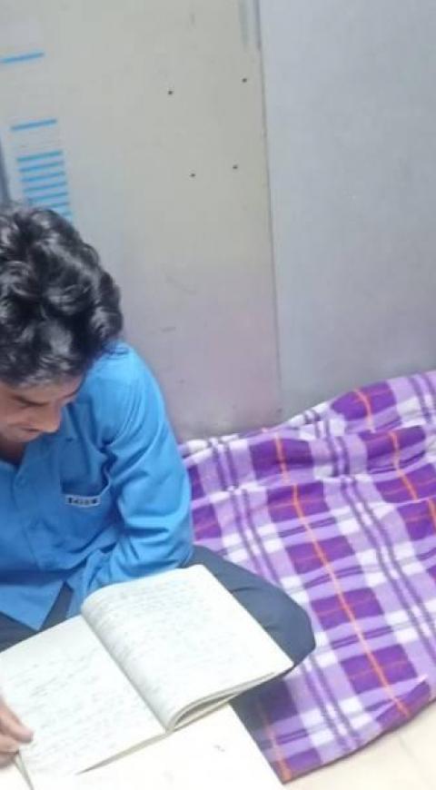 Vigilante estudia en cajero